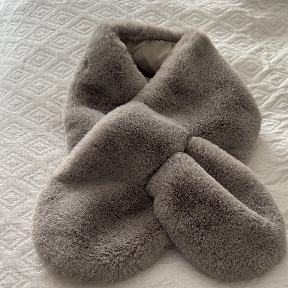 Zara Faux Fur Scarf in Gray